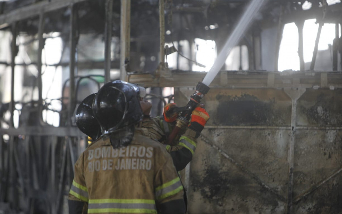 Militares do Corpo de Bombeiros trabalharam para apagar o incêndio em ônibus na Avenida Paulo de Frontin