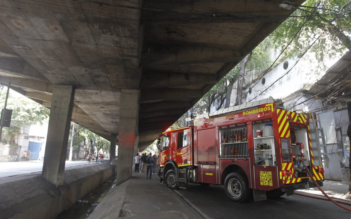 Militares do Corpo de Bombeiros trabalharam para apagar o incêndio em ônibus na Avenida Paulo de Frontin