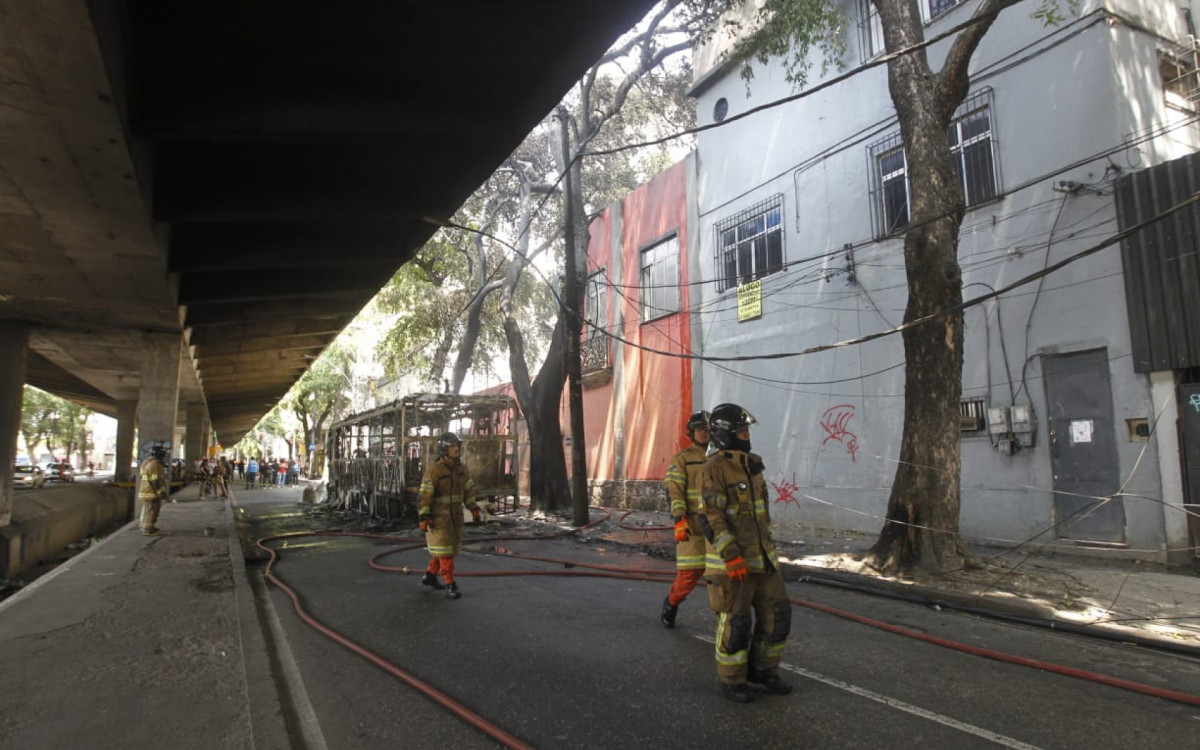 Ônibus foi incendiado por criminosos na Avenida Paulo de Frontin, no sentido Túnel Rebouças