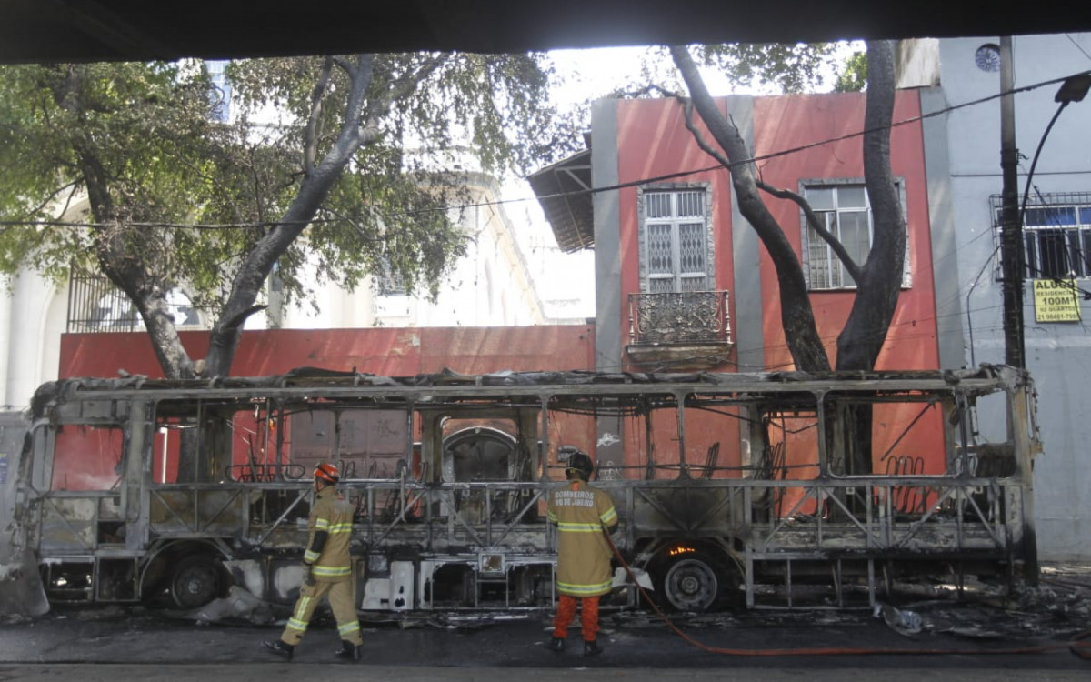 Ônibus foi incendiado por criminosos na Avenida Paulo de Frontin, no sentido Túnel Rebouças