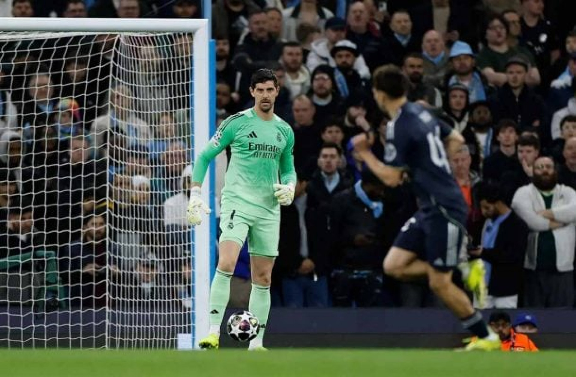 Courtois preocupa o Real Madrid e deve ficar fora do cl&aacute;ssico contra o Atl&eacute;tico