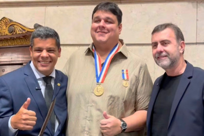 Gabriel Cavalcante recebe medalha Pedro Ernesto na Câmara Municipal