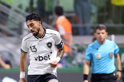 Alex Telles lamenta expulsão no primeiro tempo e falta de pontaria do ataque