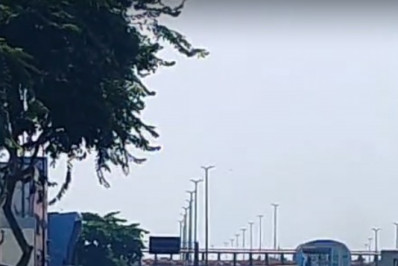 Vídeo: carreta tomba na Avenida Brasil e provoca engarrafamento no sentido Centro