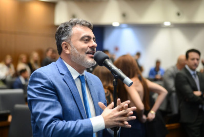 Deputado Vitor Junior cobra melhorias no serviço do catamarã de Charitas 