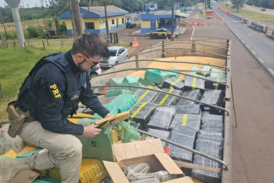 Vídeo: PRF apreende mais de cinco toneladas de drogas escondidas em carga de milho no Paraná