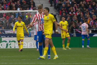 Zagueiro é suspenso por beliscar genitais de adversário