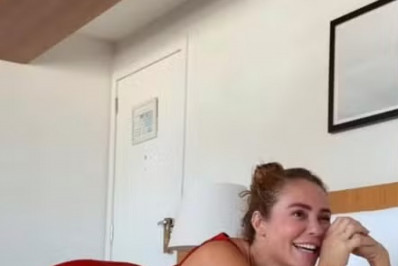 Paolla Oliveira aparece de vestido vermelho em vídeo descontraído e diverte seguidores