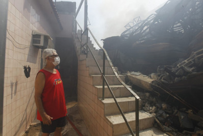 Mais de uma semana após incêndio, moradores ainda não voltaram para casa em Ramos: 'Filme de terror'