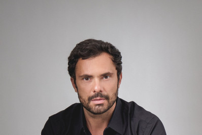 Mistério, afeto e viradas: Adriano Toloza celebra fase intensa como Angélico em 'Três Graças'