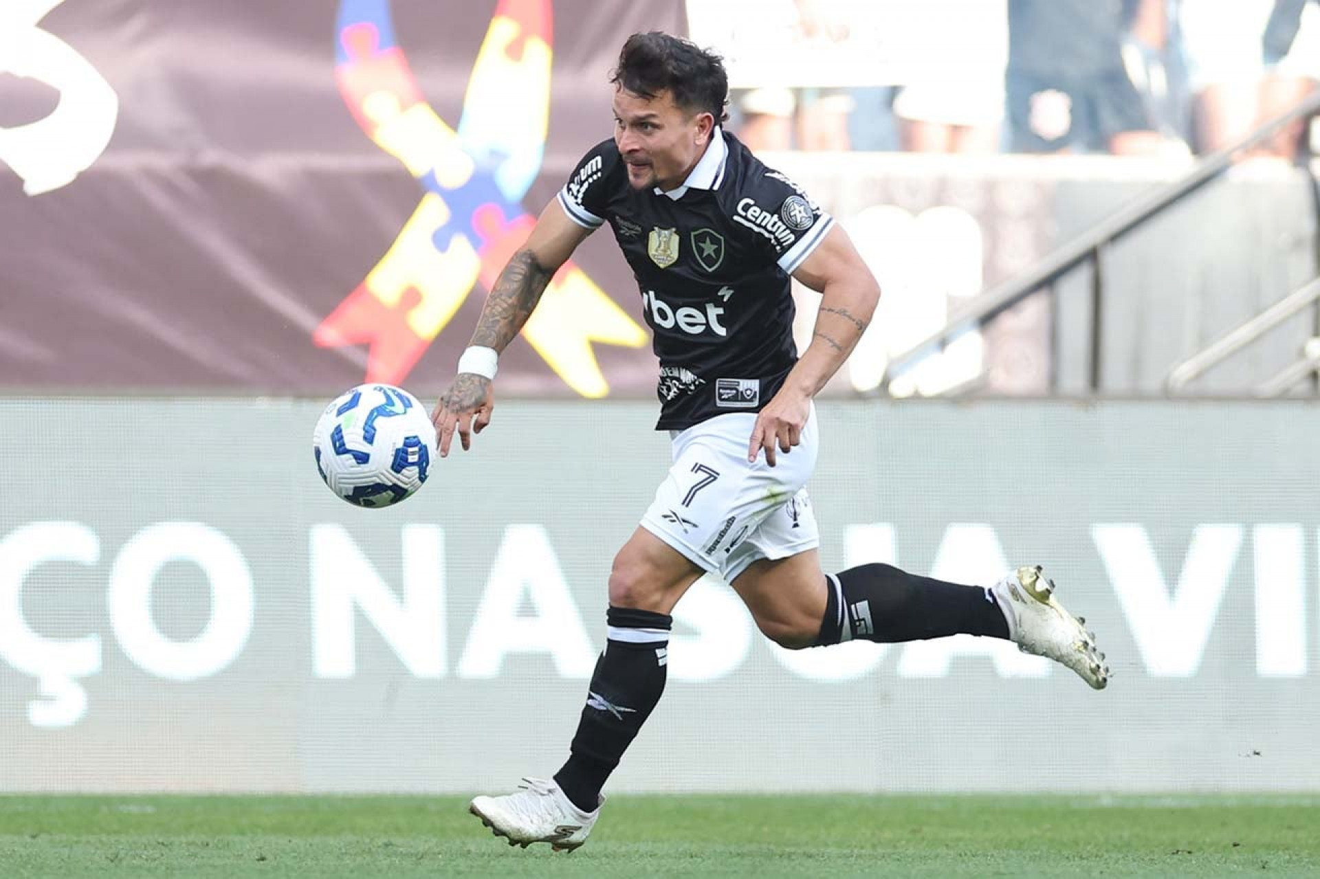 Botafogo &eacute; condenado pela Fifa por d&iacute;vida em contrata&ccedil;&atilde;o de Artur