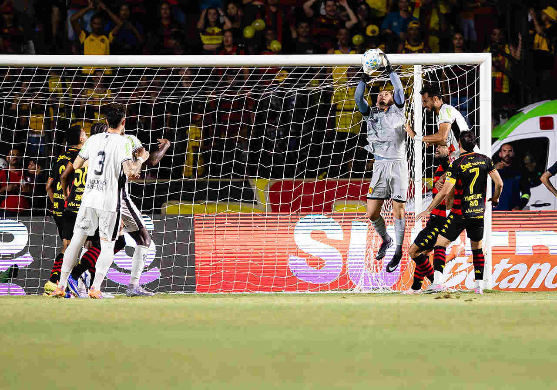 Na Ilha do Retiro, Athletic surpreende Sport e vai &agrave; quinta fase da Copa do Brasil
