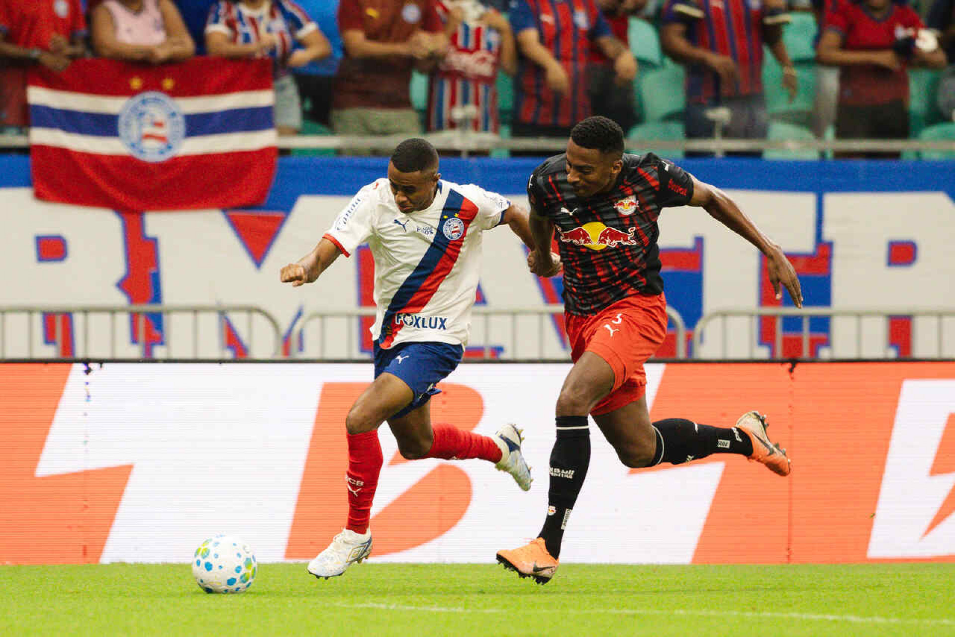 Em casa, Bahia vence o Red Bull Bragantino e entra no G4 do Brasileir&atilde;o