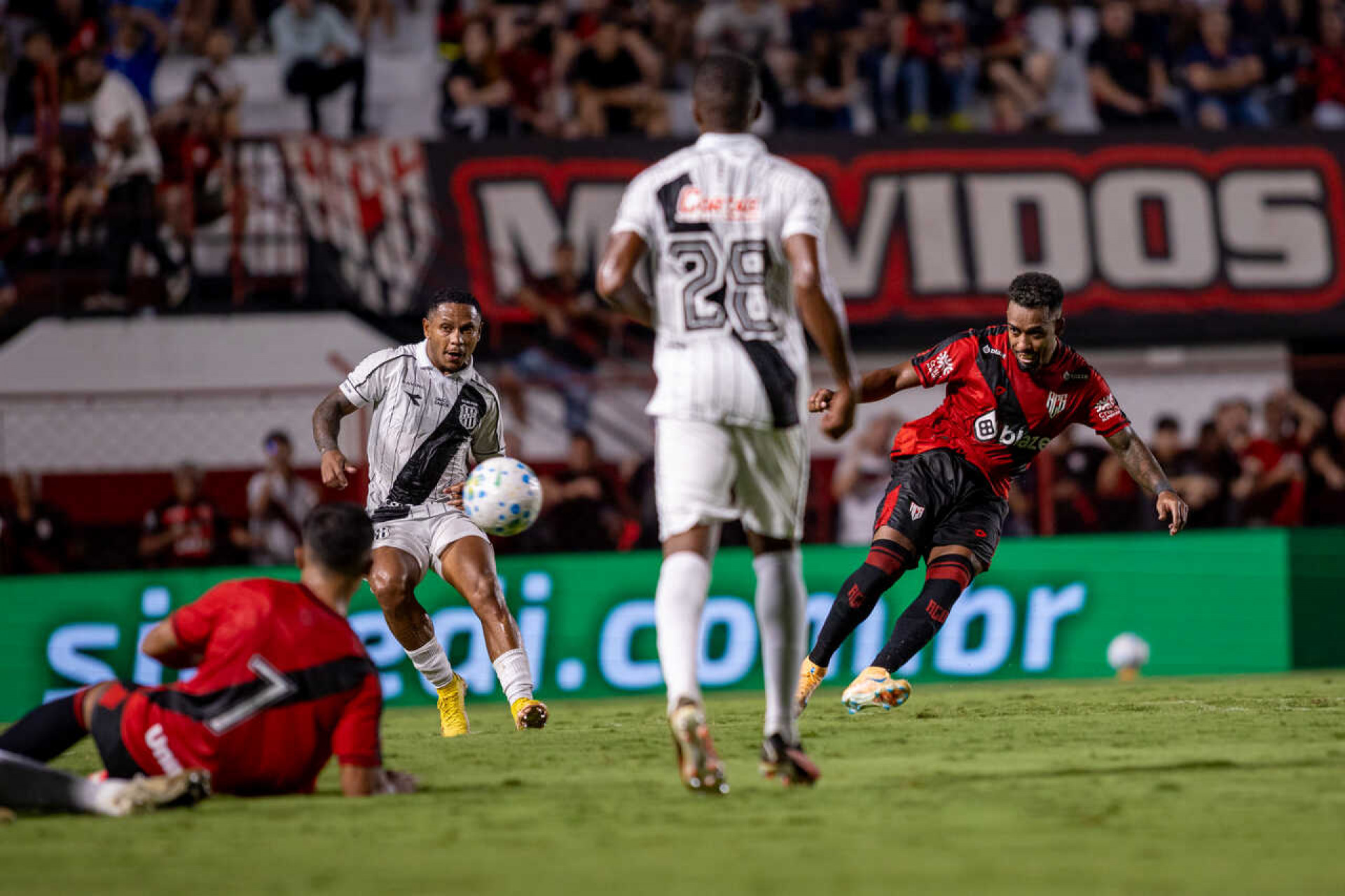 Atl&eacute;tico-GO derruba Ponte Preta e vai &agrave; quinta fase da Copa do Brasil