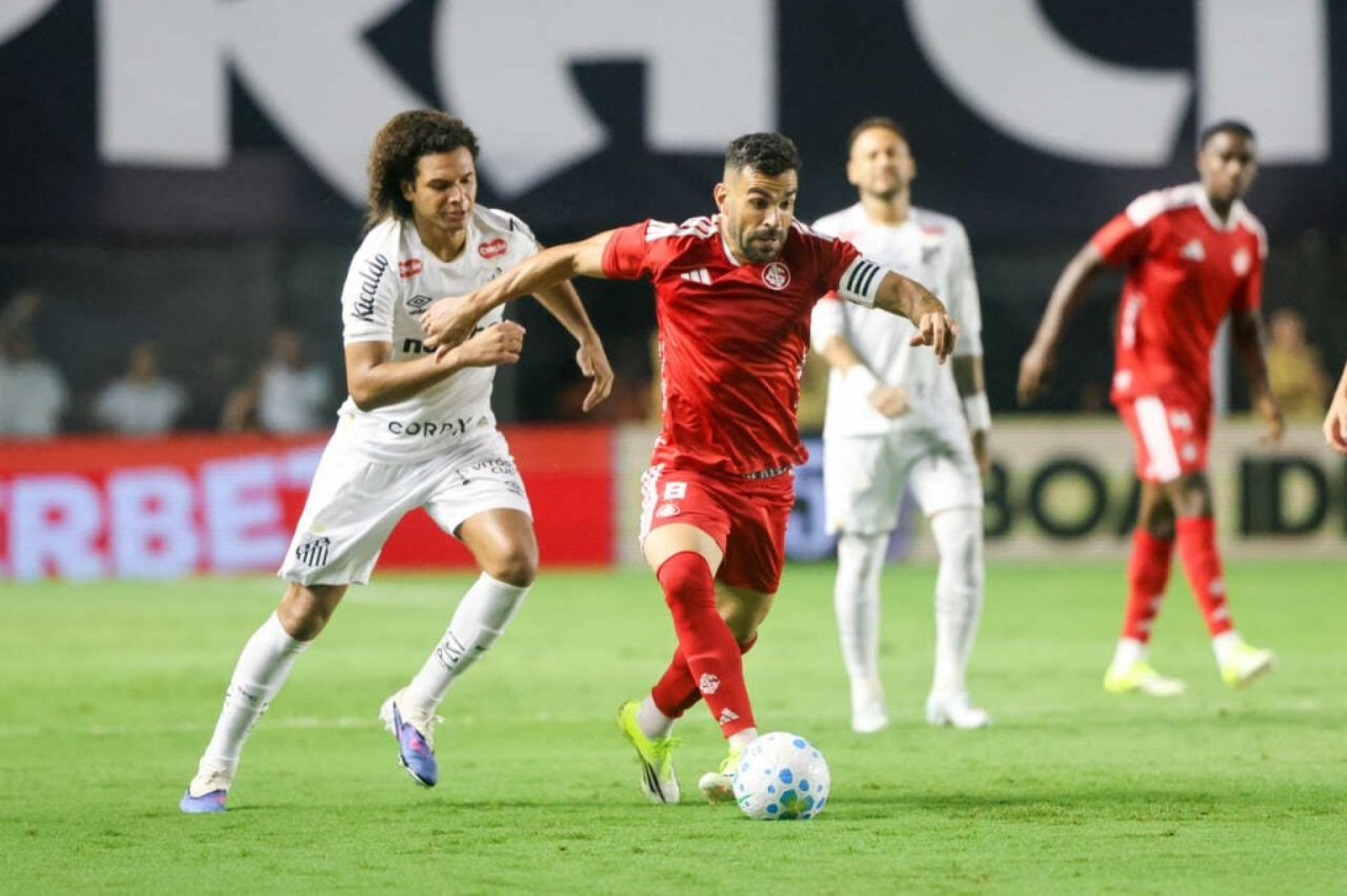 Internacional marca no fim e vence o Santos na Vila Belmiro