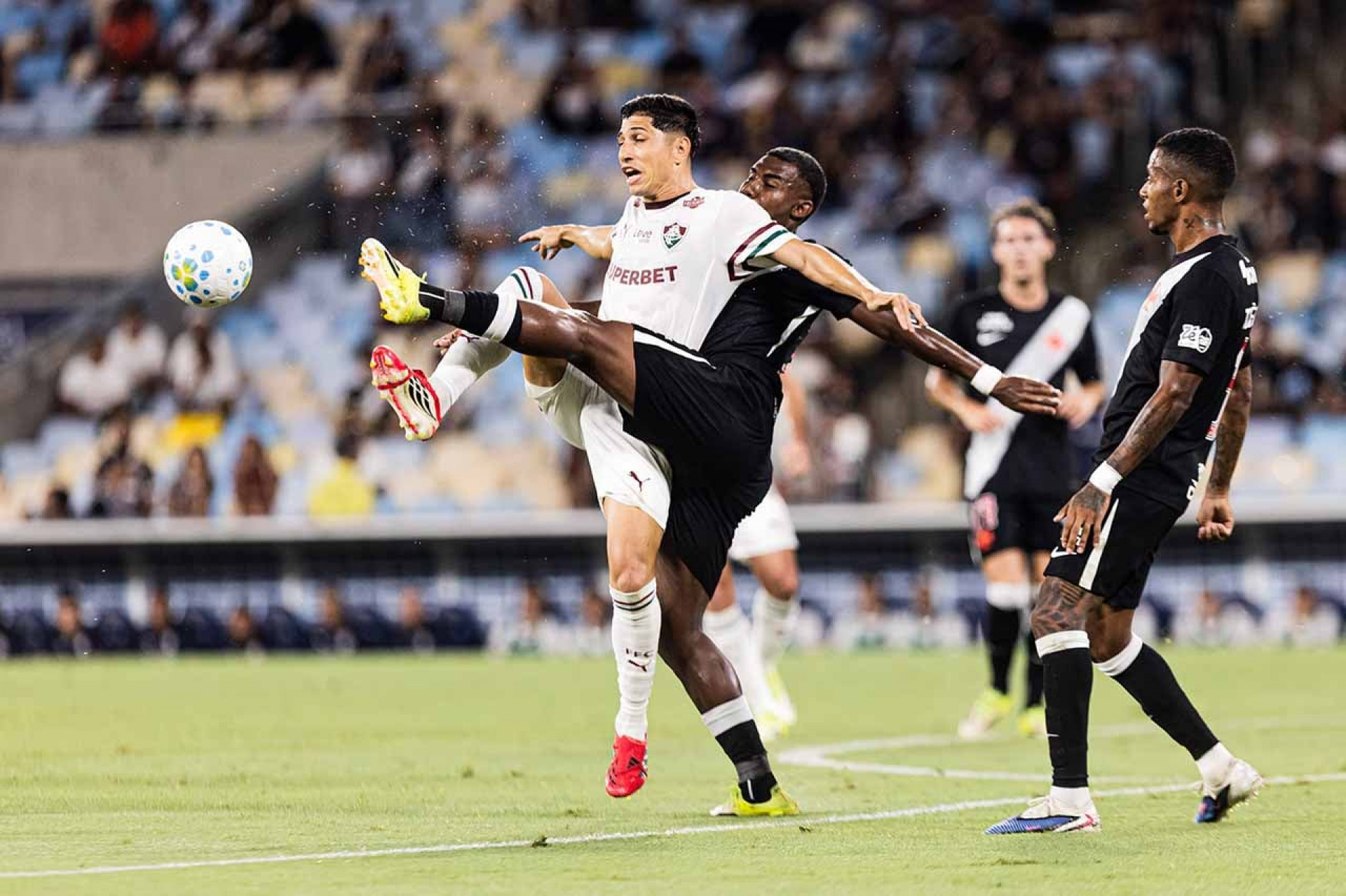 Vasco marca nos acr&eacute;scimos e vence o Fluminense de virada pelo Brasileir&atilde;o
