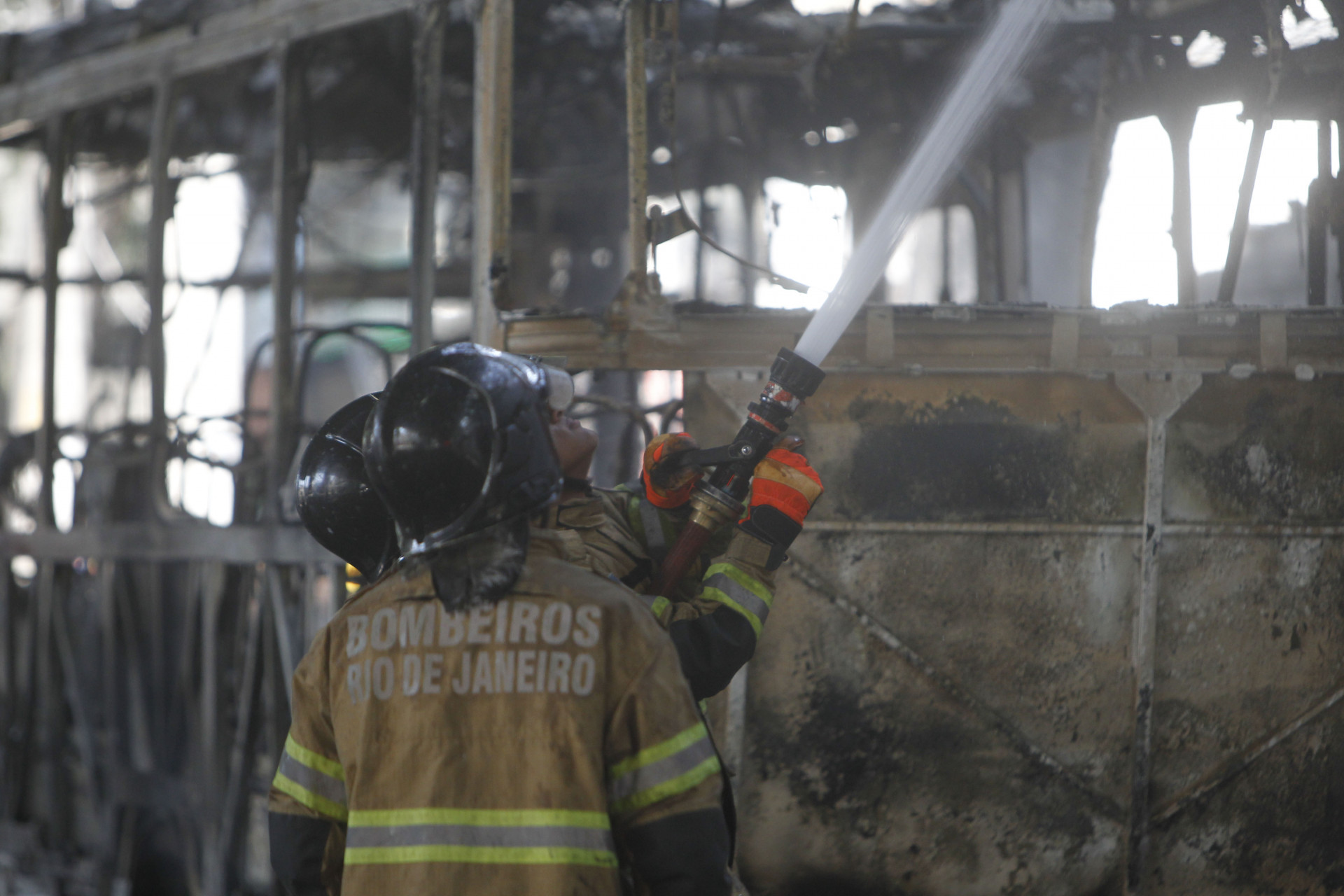 Bombeiros apagam fogo em &ocirc;nibus usado como barricada no Rio Comprido - Reginaldo Pimenta/Ag&ecirc;ncia O Dia