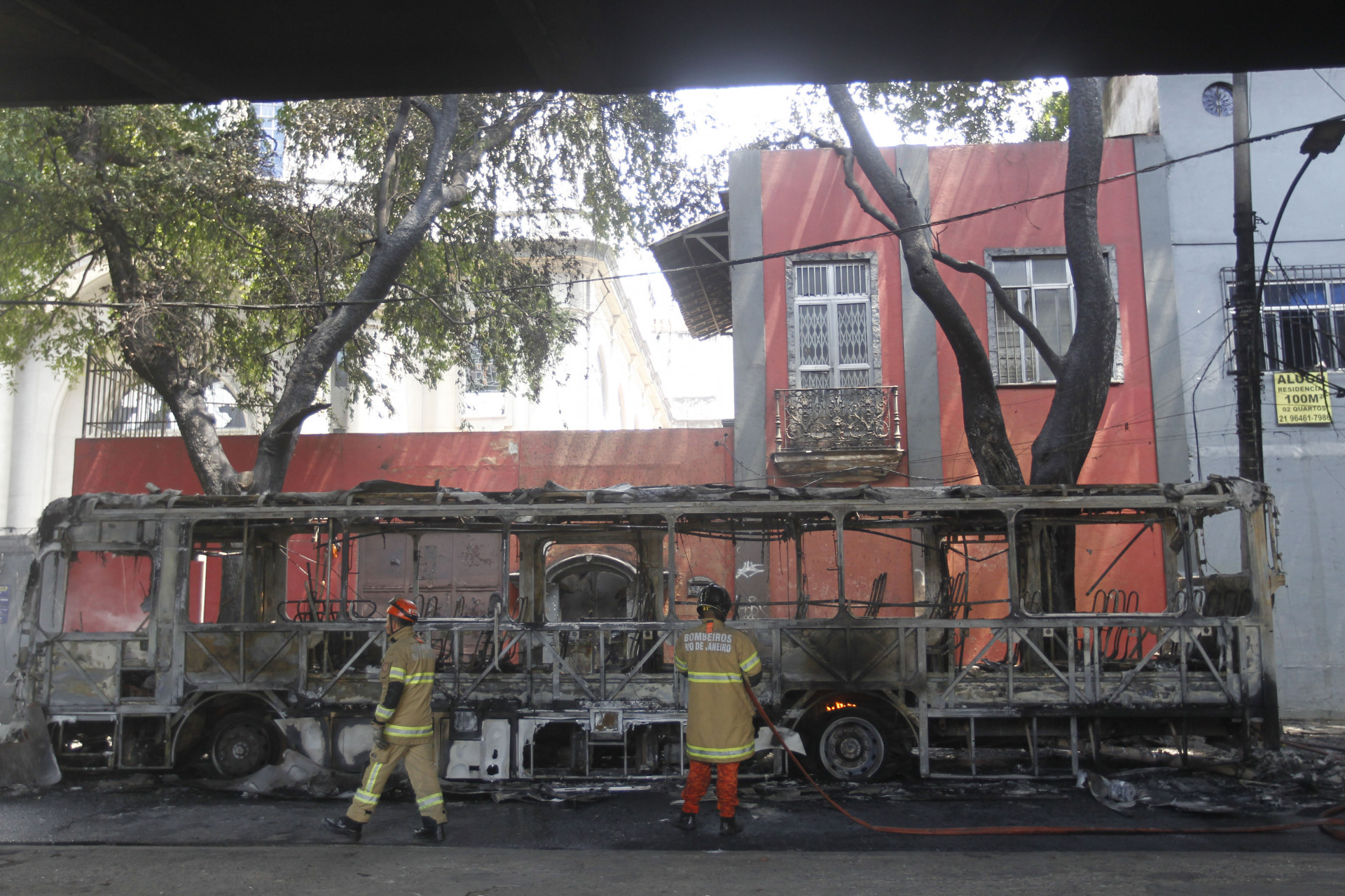 Bombeiros apagam fogo em &ocirc;nibus usado como barricada no Rio Comprido - Reginaldo Pimenta/Ag&ecirc;ncia O Dia
