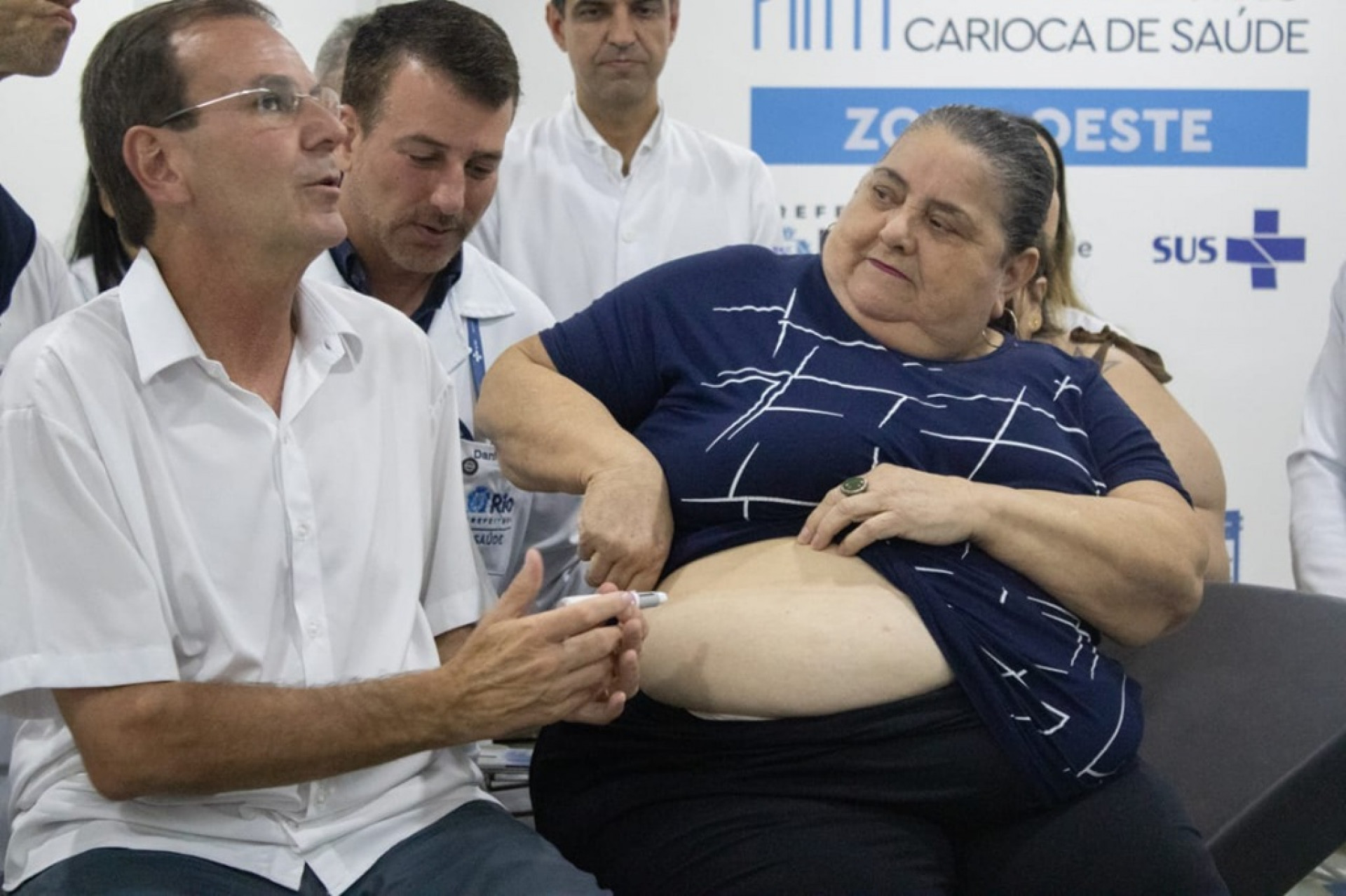 Paes (E) aplicou dose de semaglutida em paciente na inauguração do Super Centro - Érica Martin/Agência O Dia