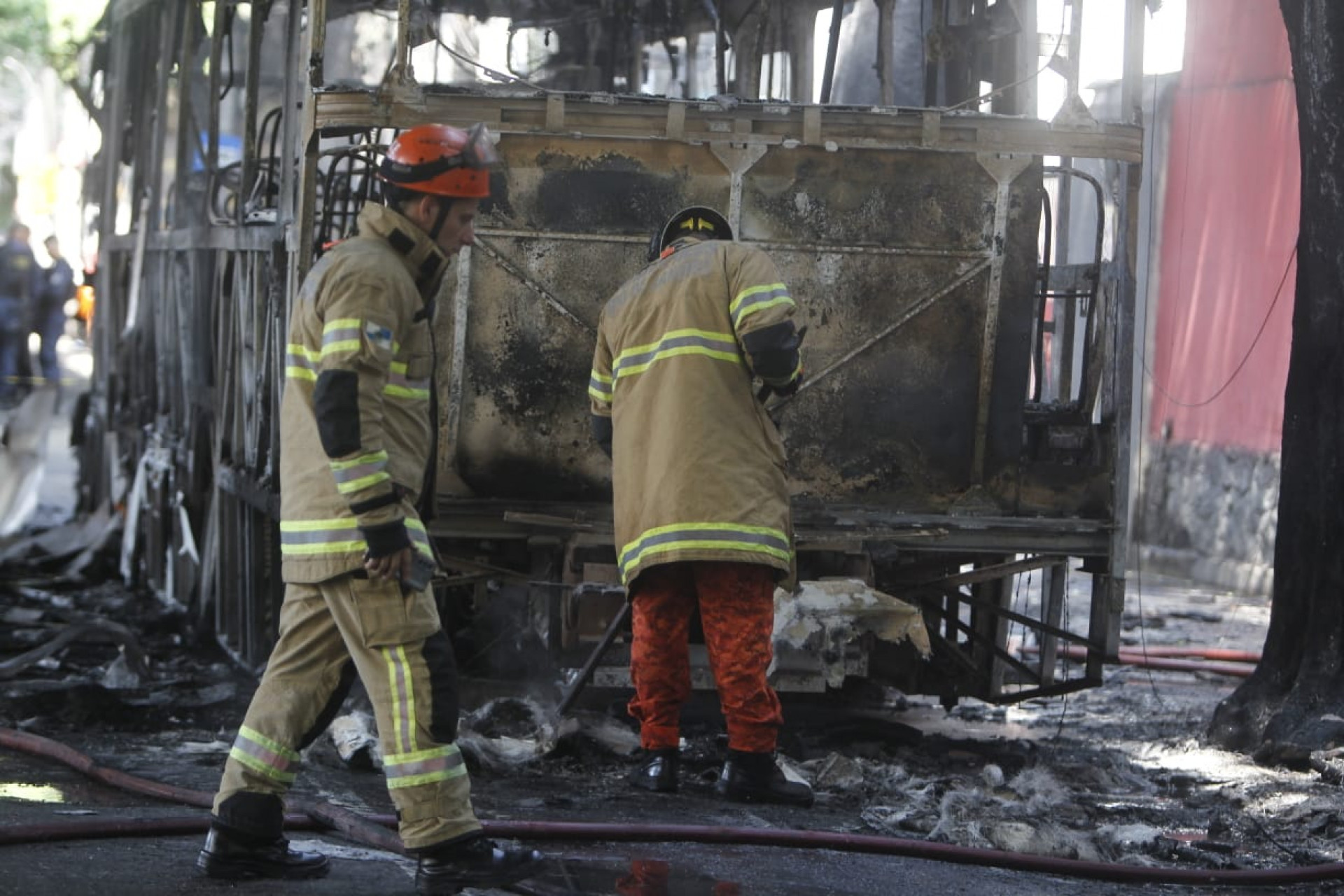 Avenida Paulo de Frontin ficou interditada devido incêndio em ônibus - Reginaldo Pimenta / Agência O Dia