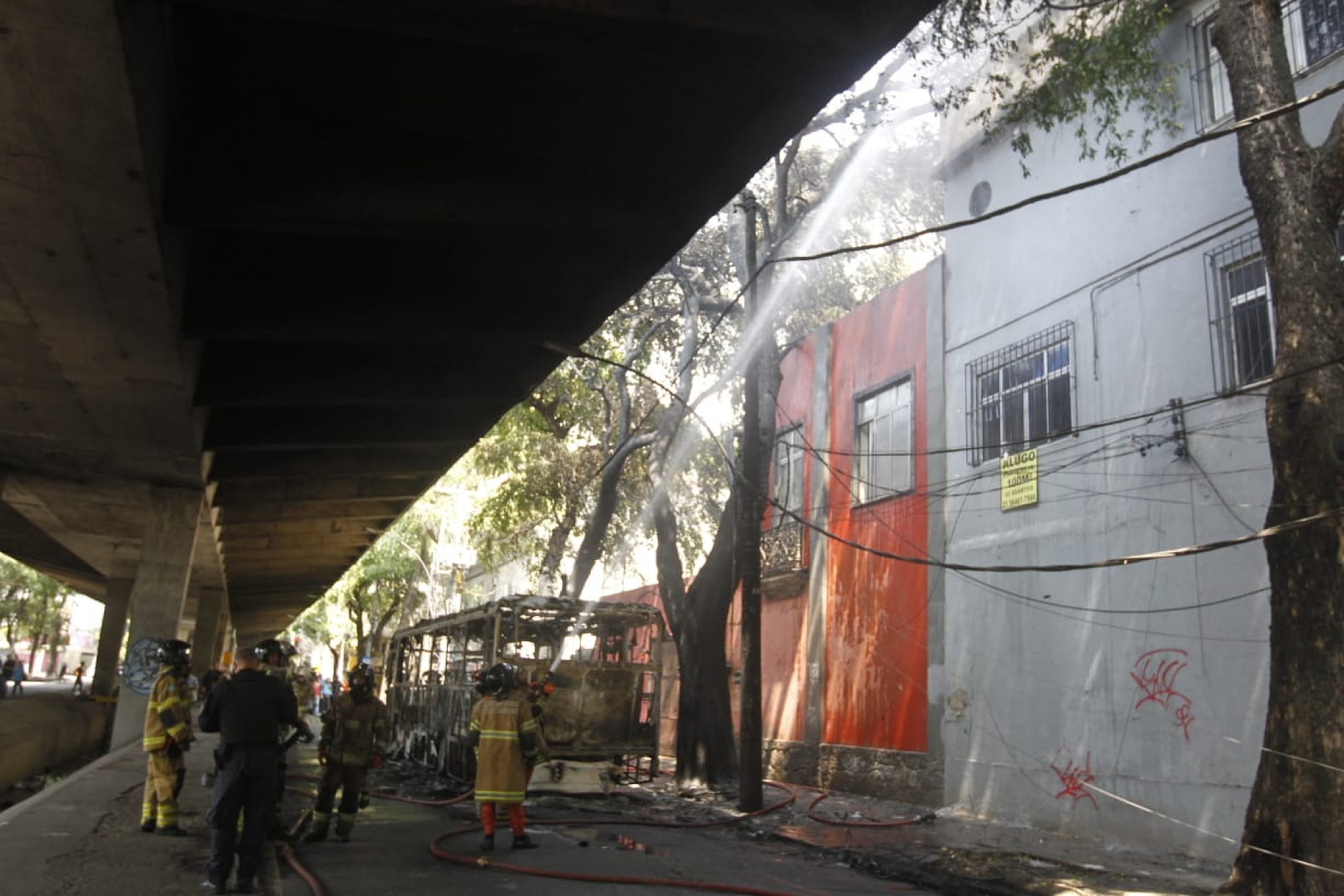 Avenida Paulo de Frontin ficou interditada devido incêndio em ônibus - Reginaldo Pimenta / Agência O Dia