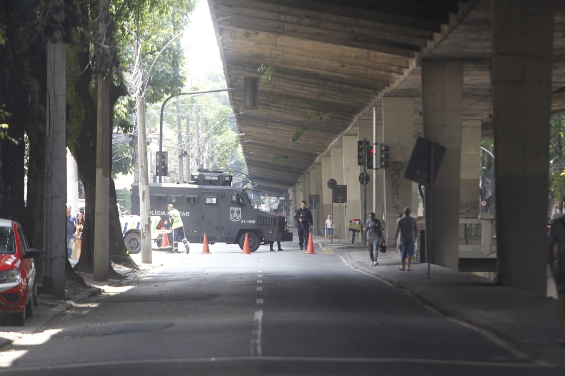 Avenida Paulo de Frontin ficou interditada devido incêndio em ônibus - Reginaldo Pimenta / Agência O Dia
