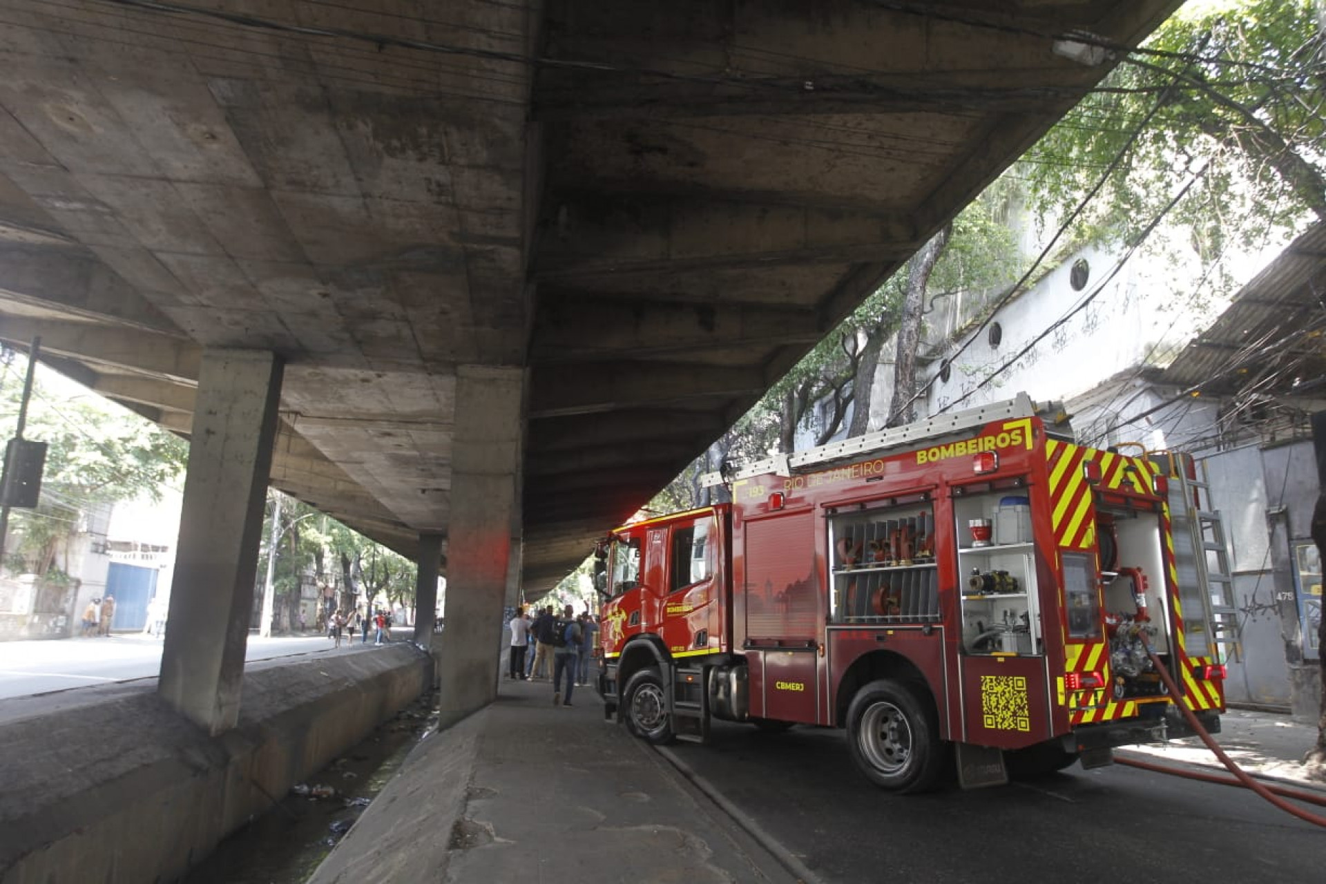 Avenida Paulo de Frontin ficou interditada devido incêndio em ônibus - Reginaldo Pimenta / Agência O Dia
