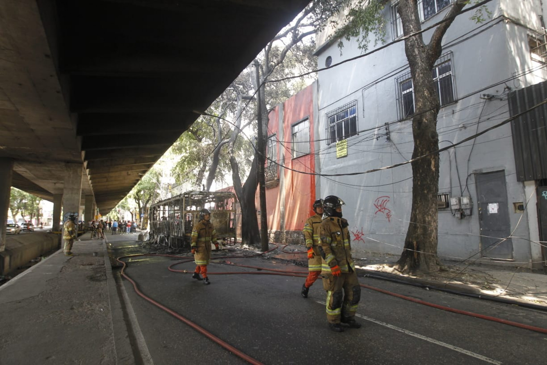 Avenida Paulo de Frontin ficou interditada devido incêndio em ônibus - Reginaldo Pimenta / Agência O Dia