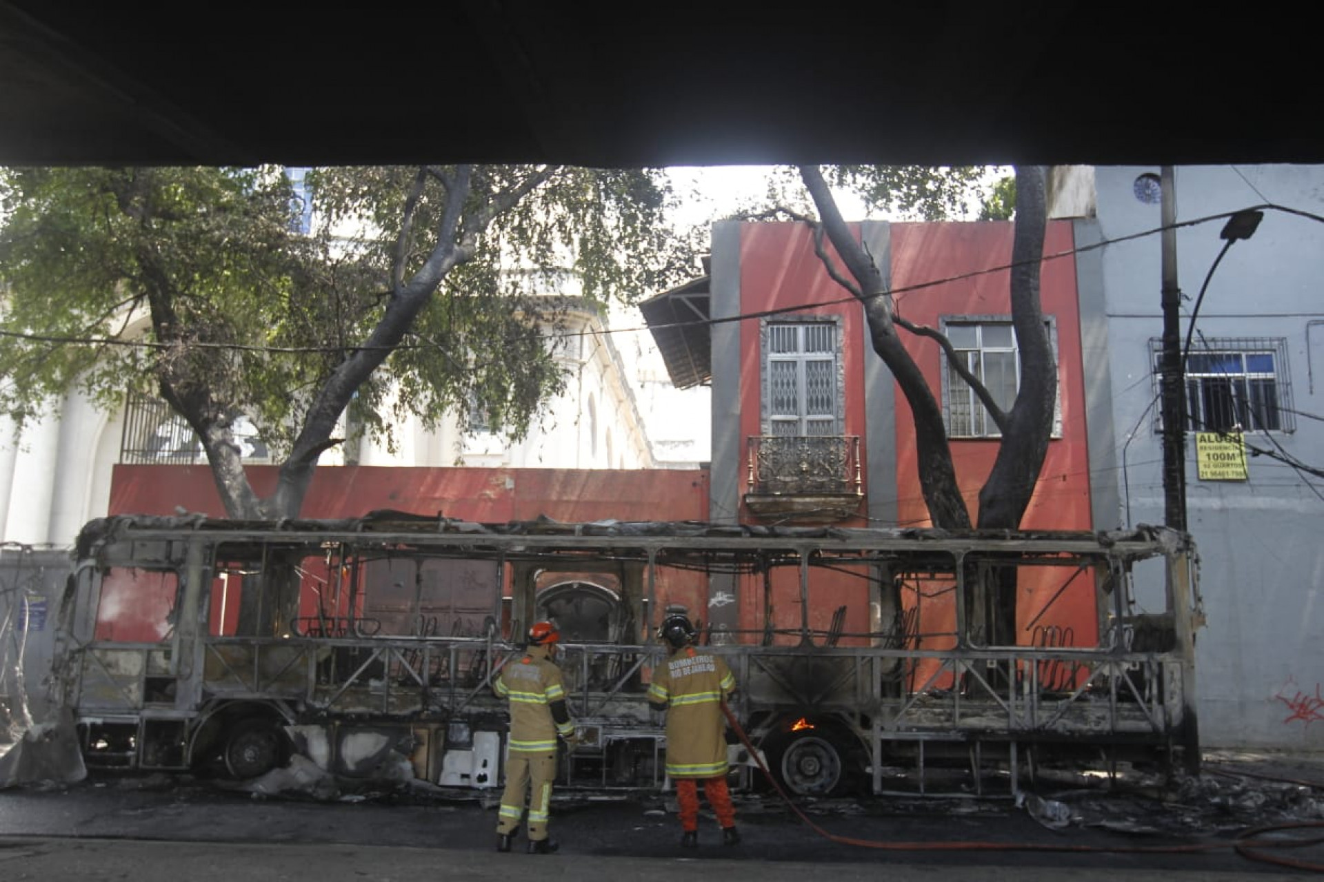 Avenida Paulo de Frontin ficou interditada devido incêndio em ônibus - Reginaldo Pimenta / Agência O Dia