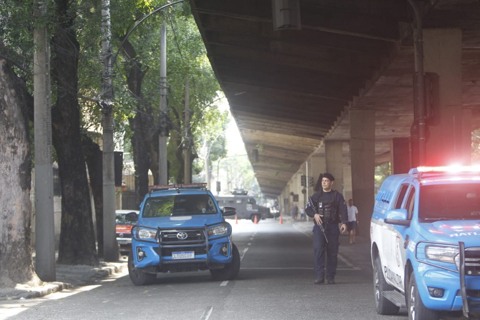 Avenida Paulo de Frontin ficou interditada devido incêndio em ônibus - Reginaldo Pimenta / Agência O Dia