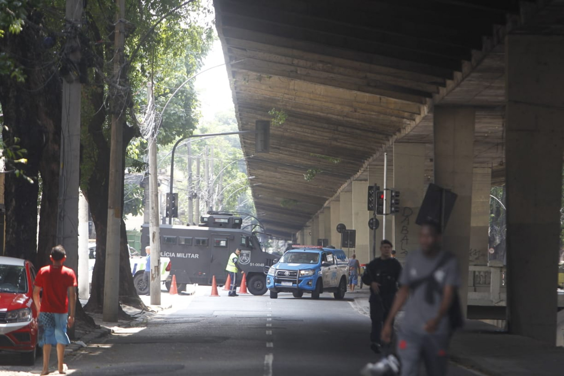 Avenida Paulo de Frontin ficou interditada devido incêndio em ônibus - Reginaldo Pimenta / Agência O Dia