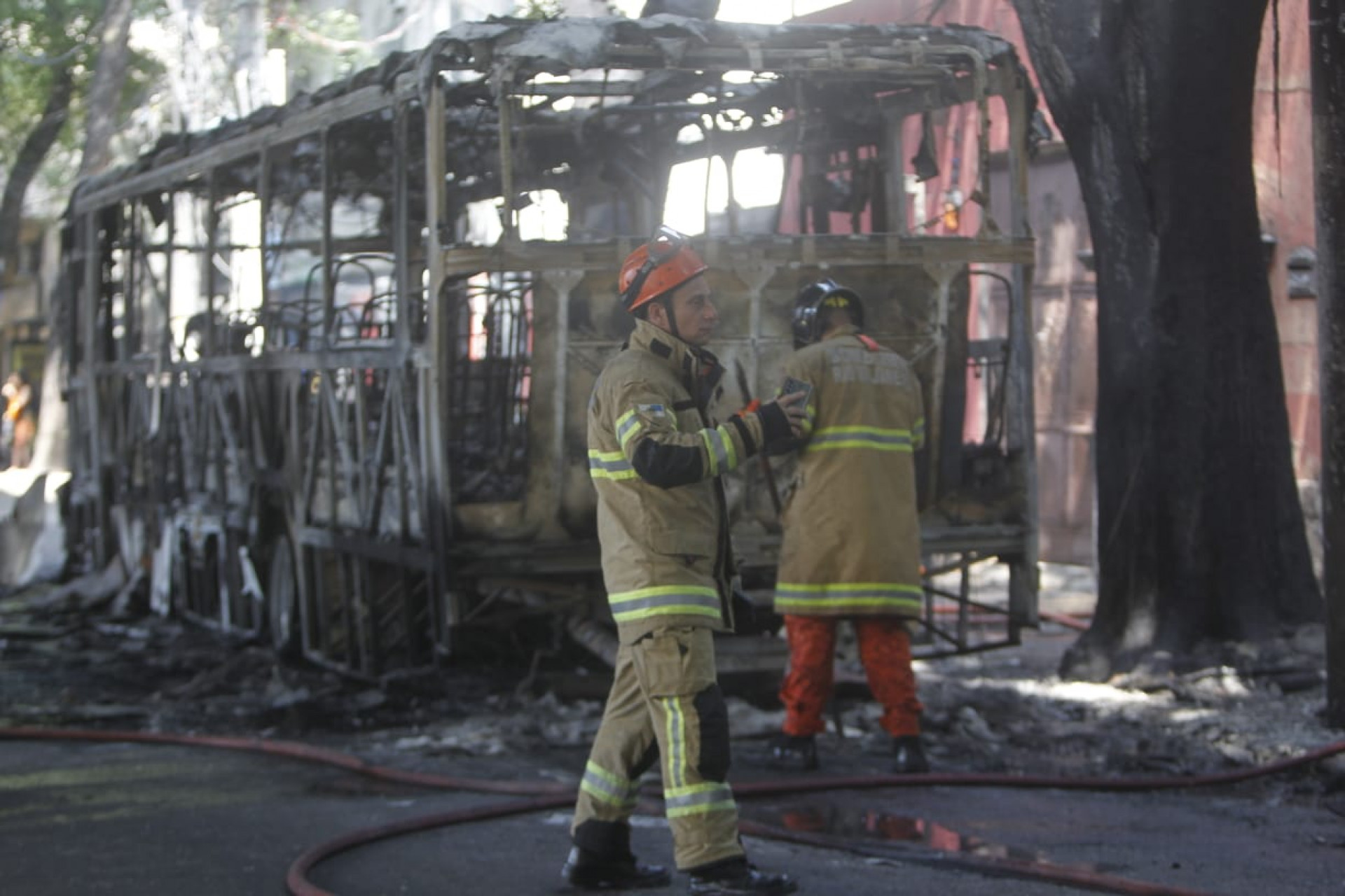 Avenida Paulo de Frontin ficou interditada devido incêndio em ônibus - Reginaldo Pimenta / Agência O Dia