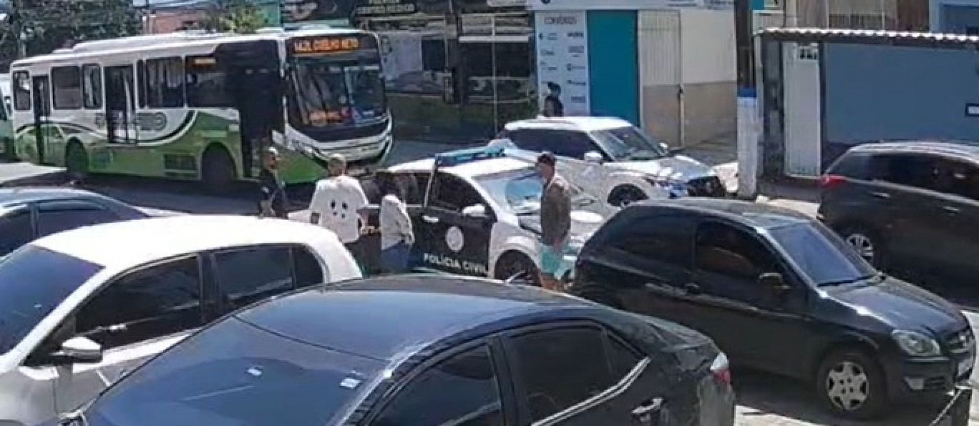 Dupla estacionou o carro para fazer a entrega e foi detida pela Polícia Civil - Reprodução / Polícia Civil