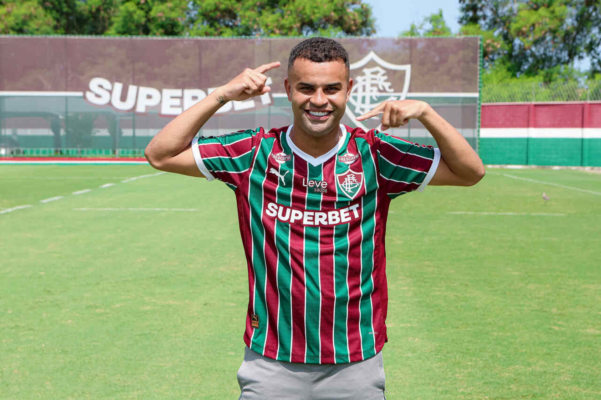 Volante do Fluminense abre o jogo sobre forma f&iacute;sica e eventual titularidade