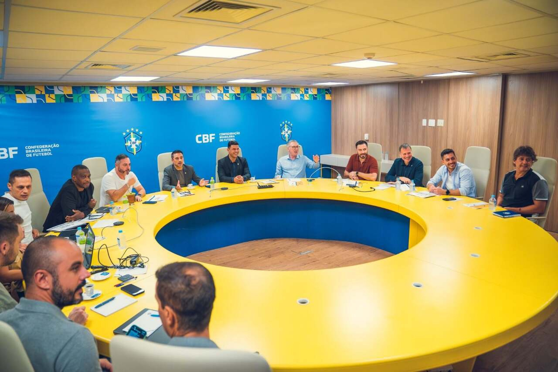 Comiss&atilde;o da Sele&ccedil;&atilde;o recebe orienta&ccedil;&otilde;es da Comiss&atilde;o de Arbitragem da CBF