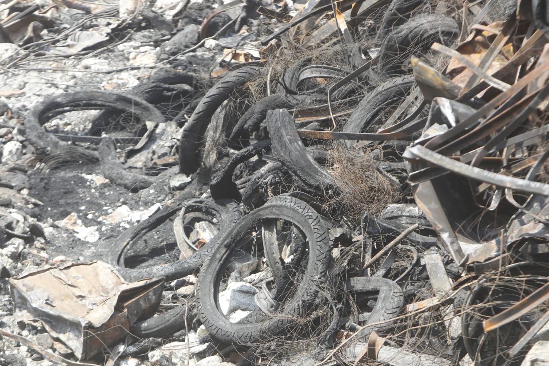 Loja Motocriss foi totalmente destruída pelo fogo - Reginaldo Pimenta / Agência O Dia