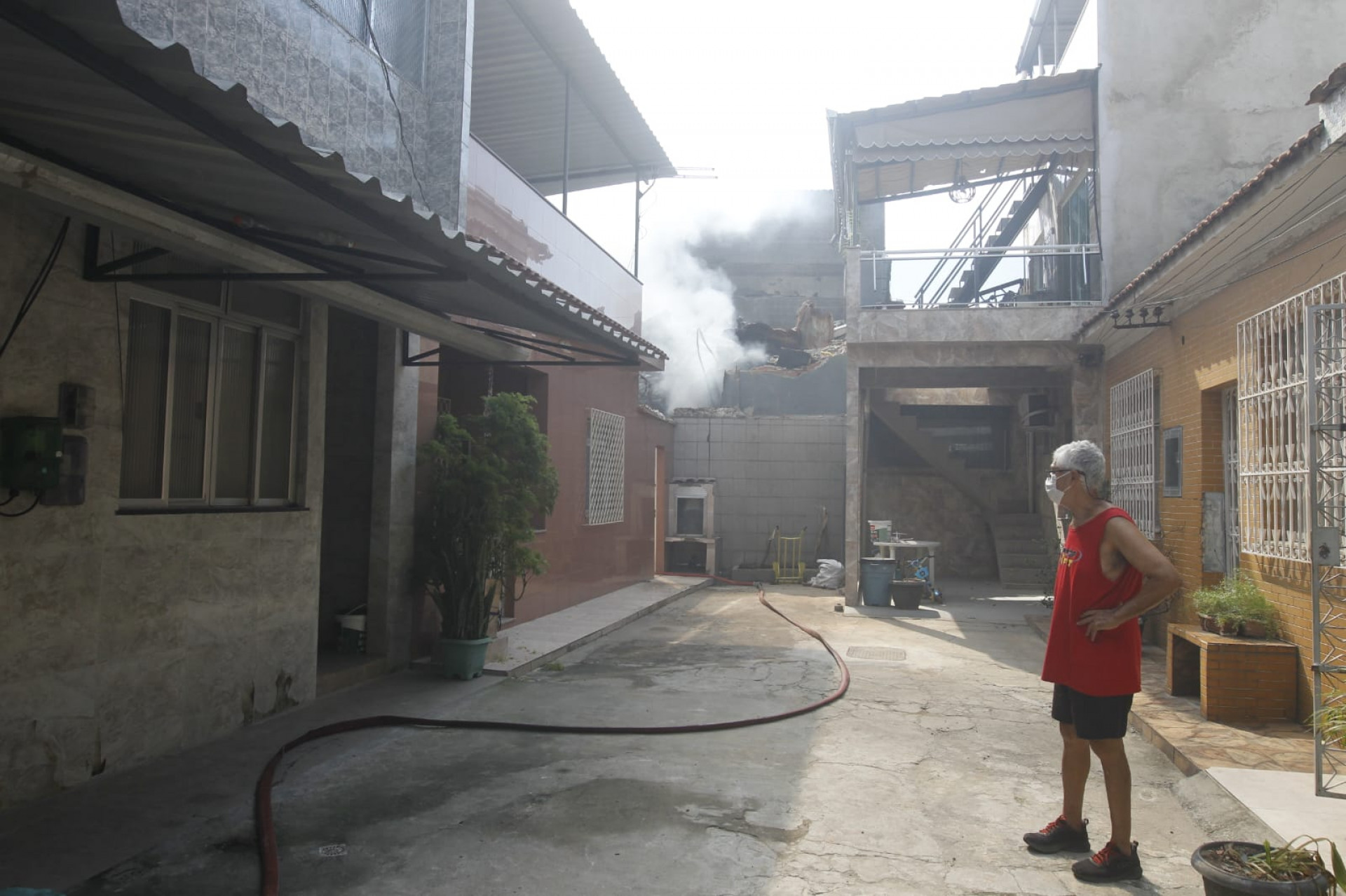 Jorge Augusto teve a parede da casa destruída no incêndio - Reginaldo Pimenta / Agência O Dia