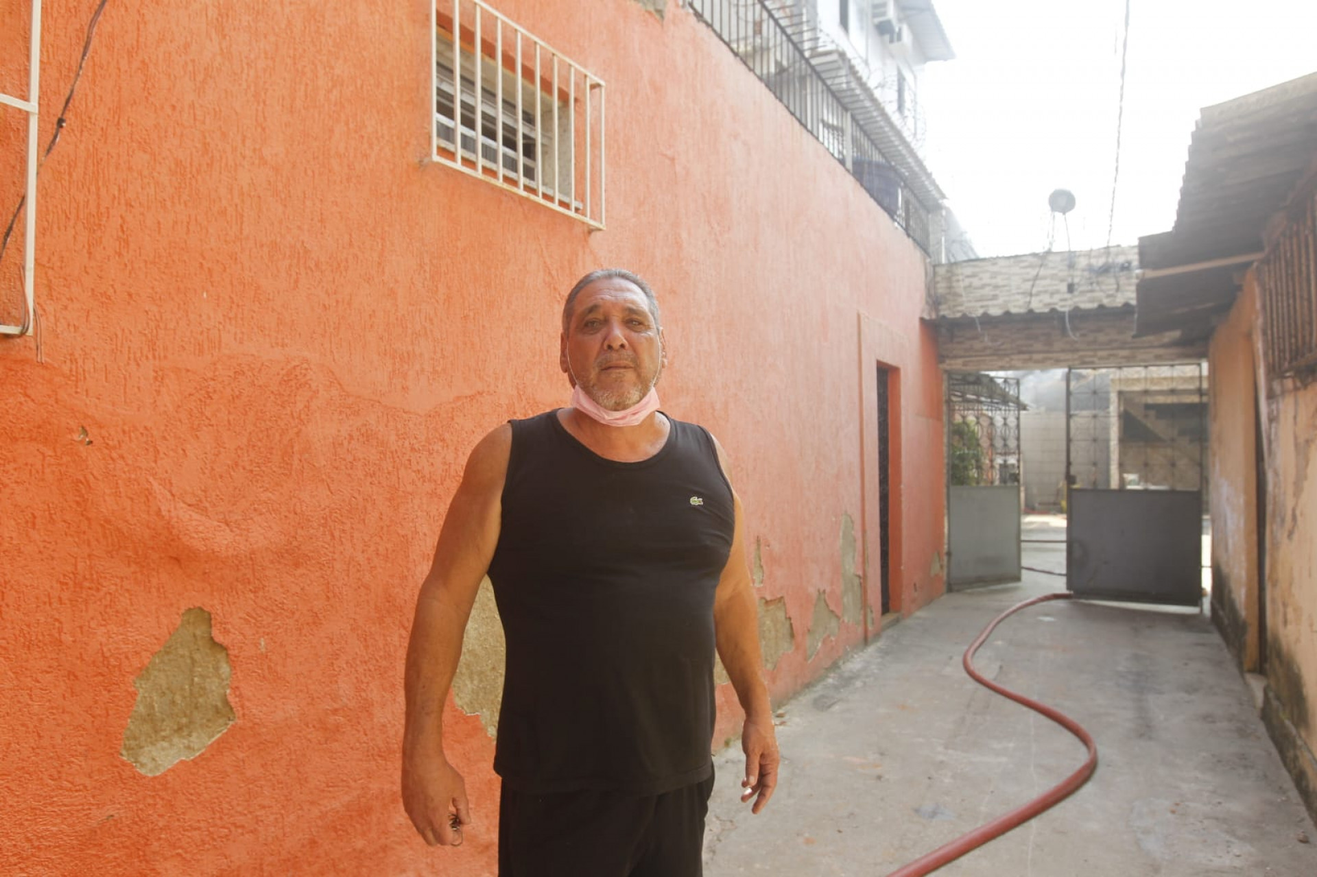 Ivan de Souza não consegue voltar para casa, em Ramos - Reginaldo Pimenta / Agência O Dia