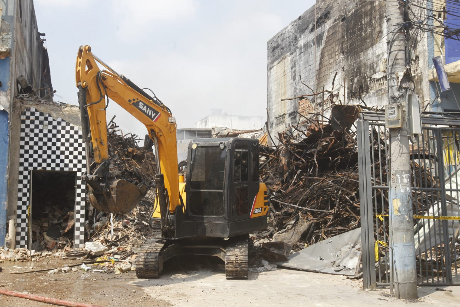 Escavadeira utilizada para auxiliar no combate aos pequenos focos de incêndio - Reginaldo Pimenta / Agência O Dia