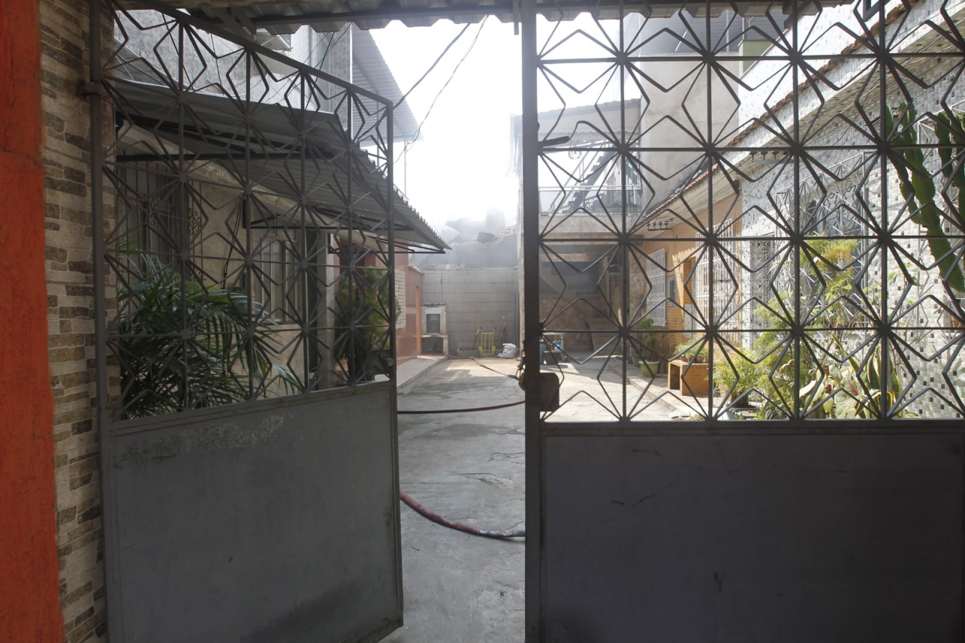 Moradores não consegue retornar para as casas na vila ao lado da loja Motocriss - Reginaldo Pimenta / Agência O Dia