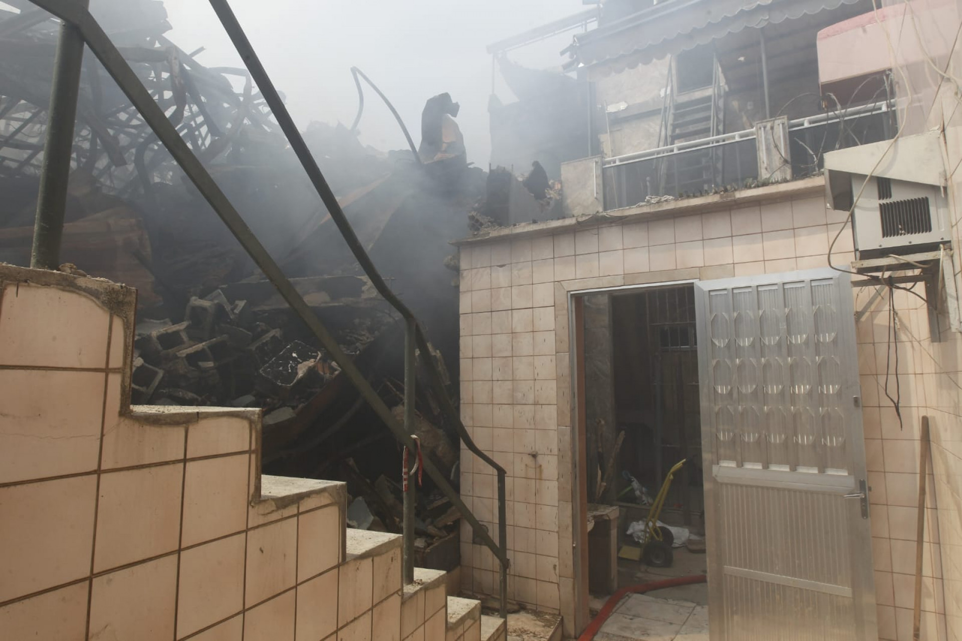 Parede da casa do Jorge Augusto foi destruída pelo fogo - Reginaldo Pimenta / Agência O Dia