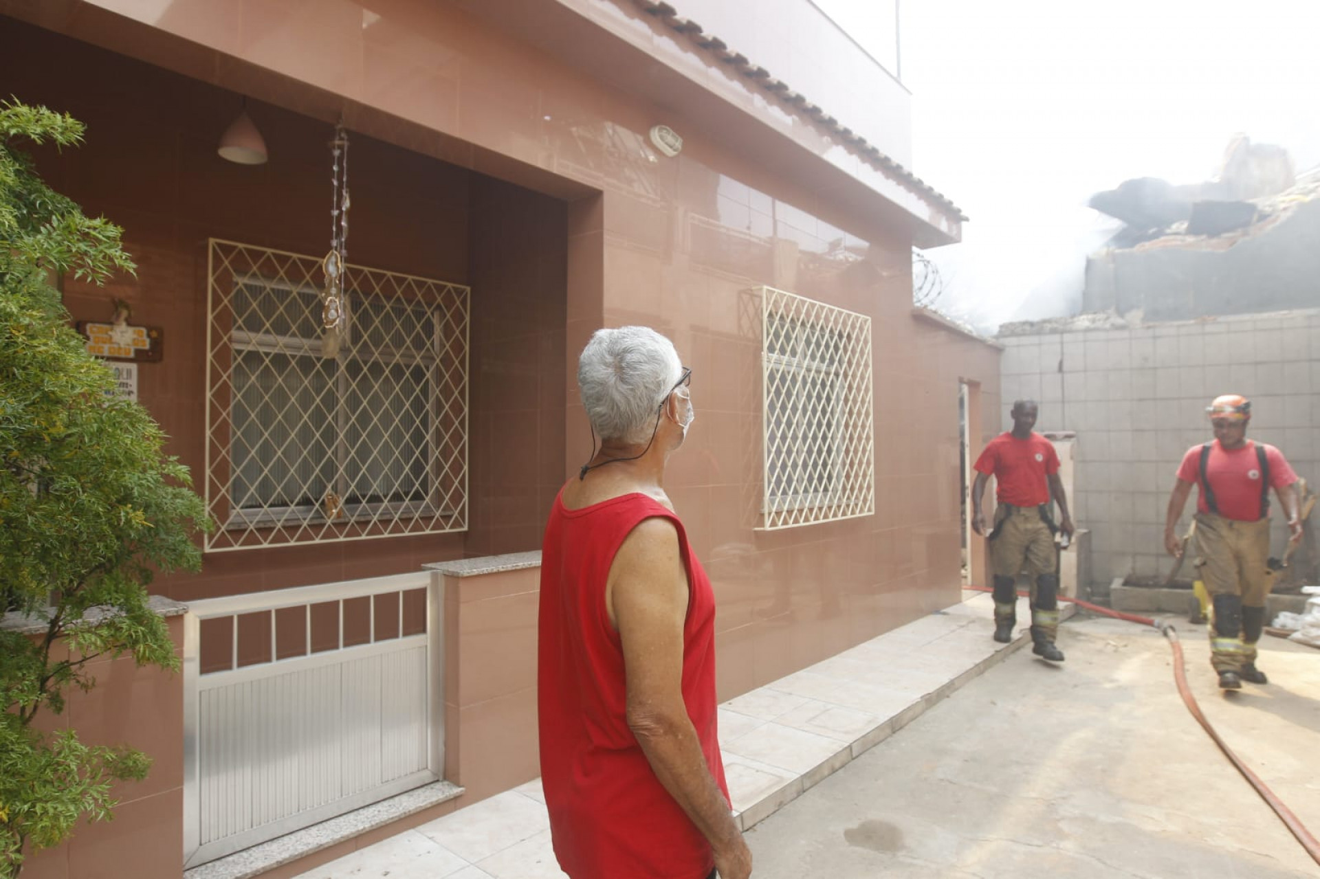 Jorge Augusto acompanha trabalho dos Bombeiros  - Reginaldo Pimenta / Agência O Dia