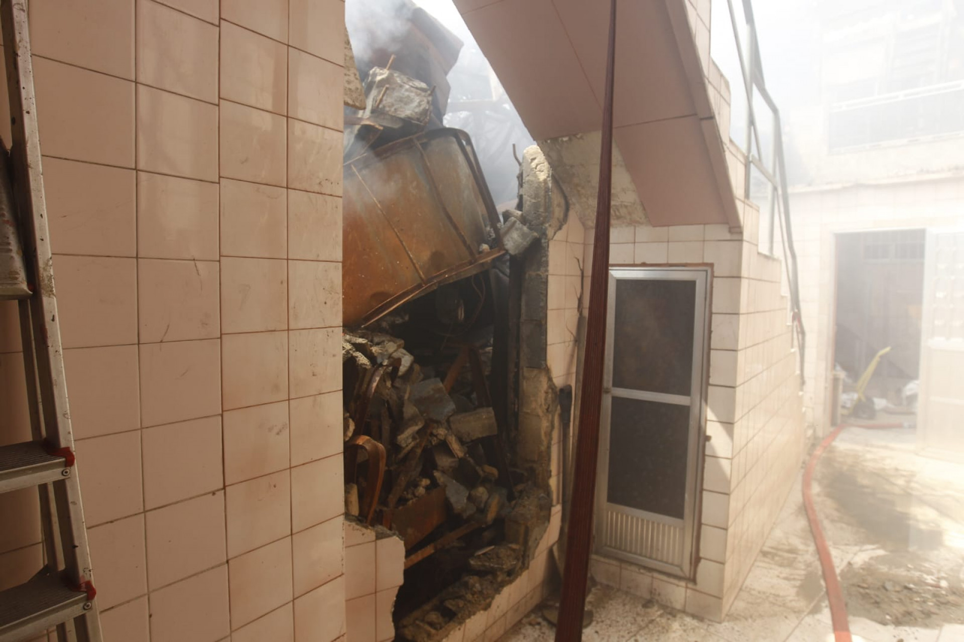 Escombros destruíram as paredes de duas casas da vila, em Ramos - Reginaldo Pimenta / Agência O Dia