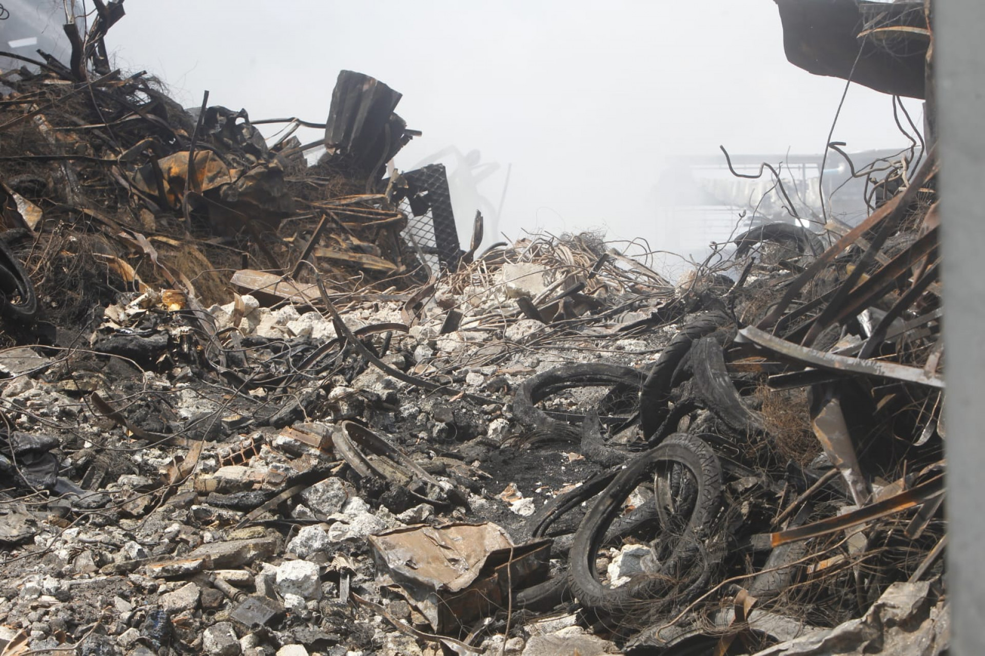 Loja Motocriss foi totalmente destruída pelo fogo - Reginaldo Pimenta / Agência O Dia