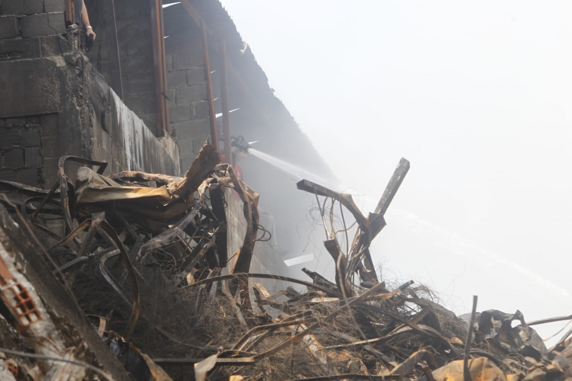 Bombeiros seguem apagando focos de incêndio na loja Motocriss - Reginaldo Pimenta / Agência O Dia