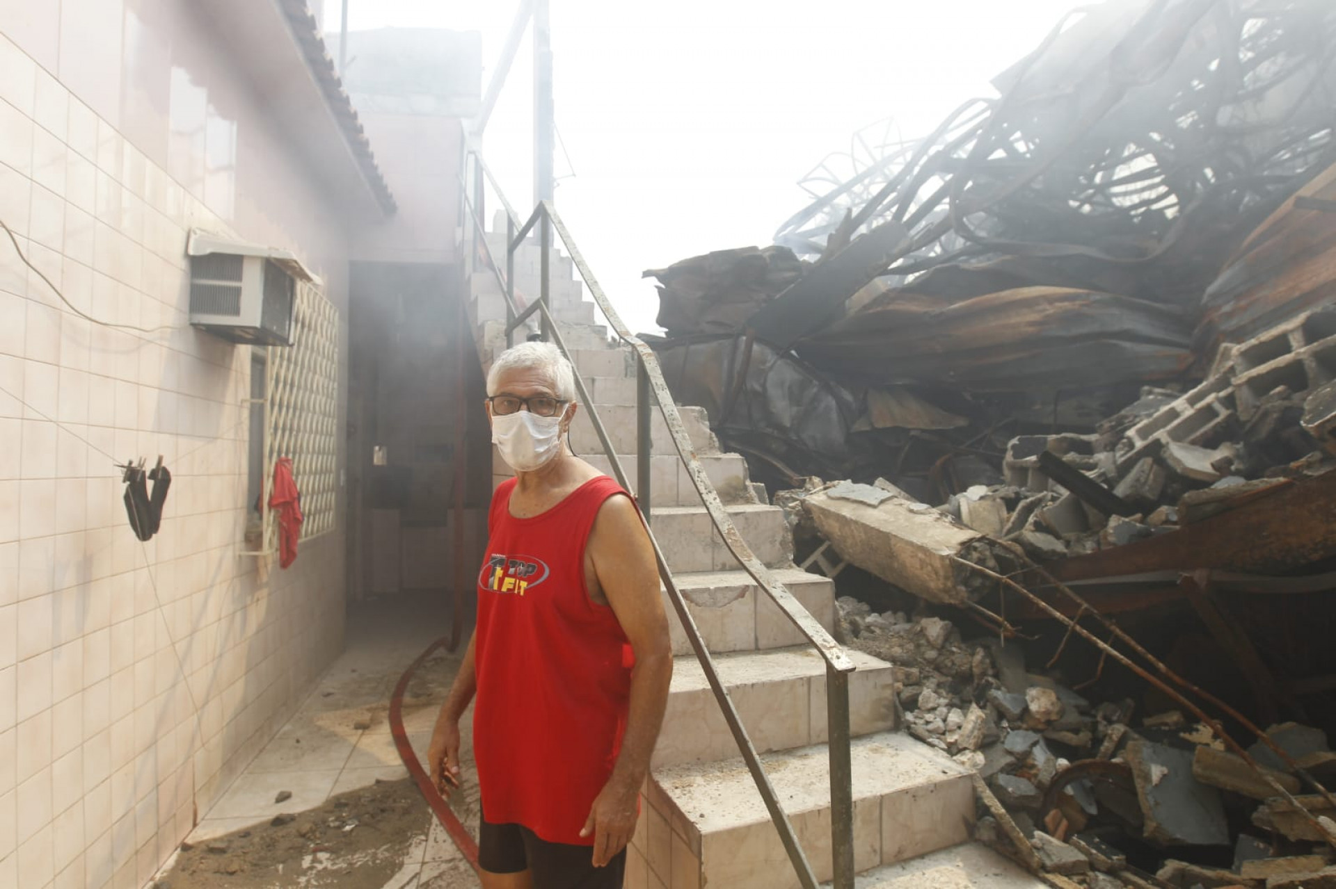 Jorge Augusto acompanha trabalho dos Bombeiros  - Reginaldo Pimenta / Agência O Dia