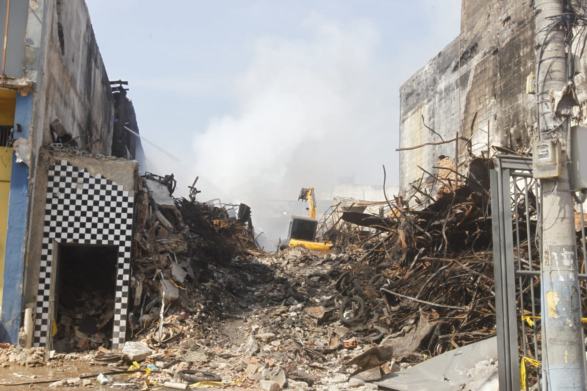 Loja Motocriss foi totalmente destruída pelo fogo - Reginaldo Pimenta / Agência O Dia