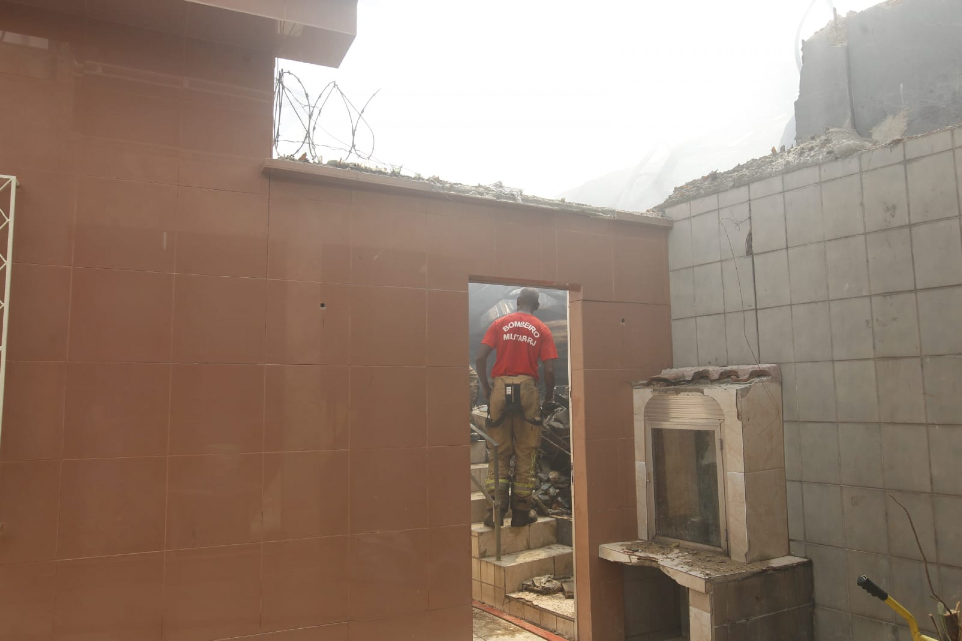 Grande volume de fumaça segue entrando nas casas ao lado da loja Motocriss - Reginaldo Pimenta / Agência O Dia