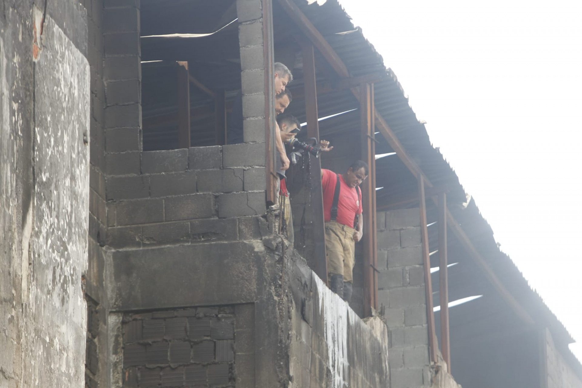 Bombeiros seguem apagando focos de incêndio na loja Motocriss - Reginaldo Pimenta / Agência O Dia