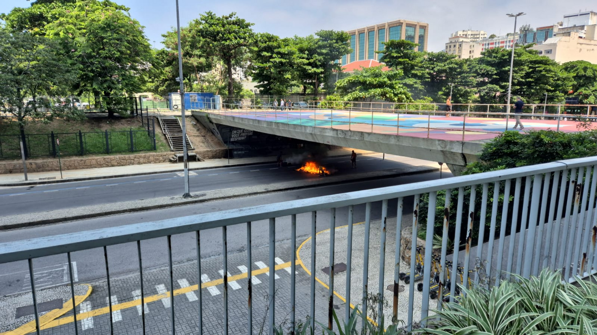 Barricada em chamas na Avenida Chile, em frente à Catedral Metropolitana - Reprodução/Rede Social